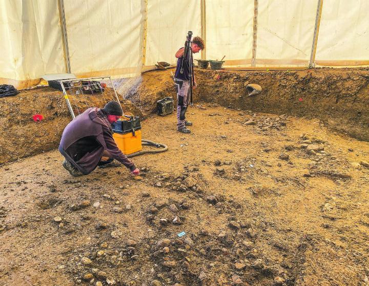 Mitarbeiter der Zürcher Kantonsarchäologie in der Ausgrabungsstelle neben der Riedhofstrasse in Elsau: Hier haben wohl schon vor 3000 Jahre Menschen gelebt.