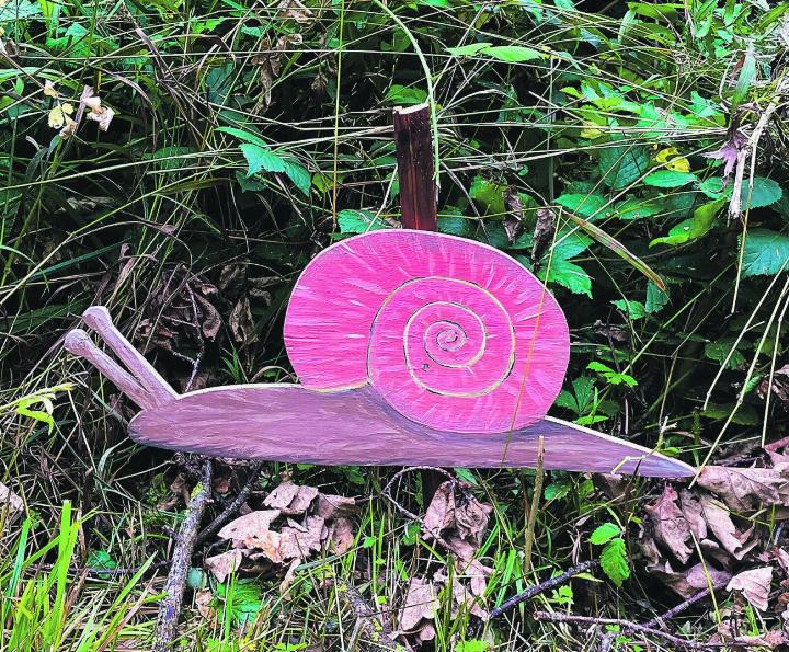 Kleine Holzskulpturen im Wald schmücken den Bilderbuchweg in Ettenhausen. Archivbild: EAZ