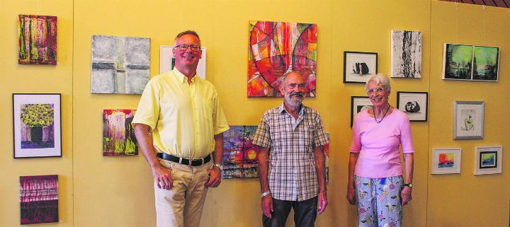 (v.l.n.r.): Jürgen Kaesler, Hansjörg Kipp und Edith Schnelli stellen ihre Kunstwerke in der Kirche St. Georg aus. Es fehlen: Marianna Vlieland und Sue Koll. Bild: Sarah Stutte
