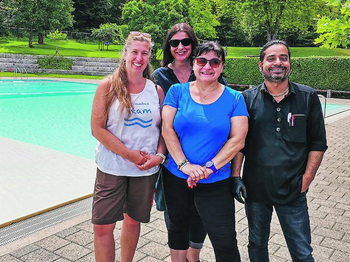 Gute Laune im Schwümbi-Team: Bademeisterin Tanya Fiedler, Gemeinderätin Stephanie Hugentobler, Giusy und Kamrul Kamruzzaman (von links).