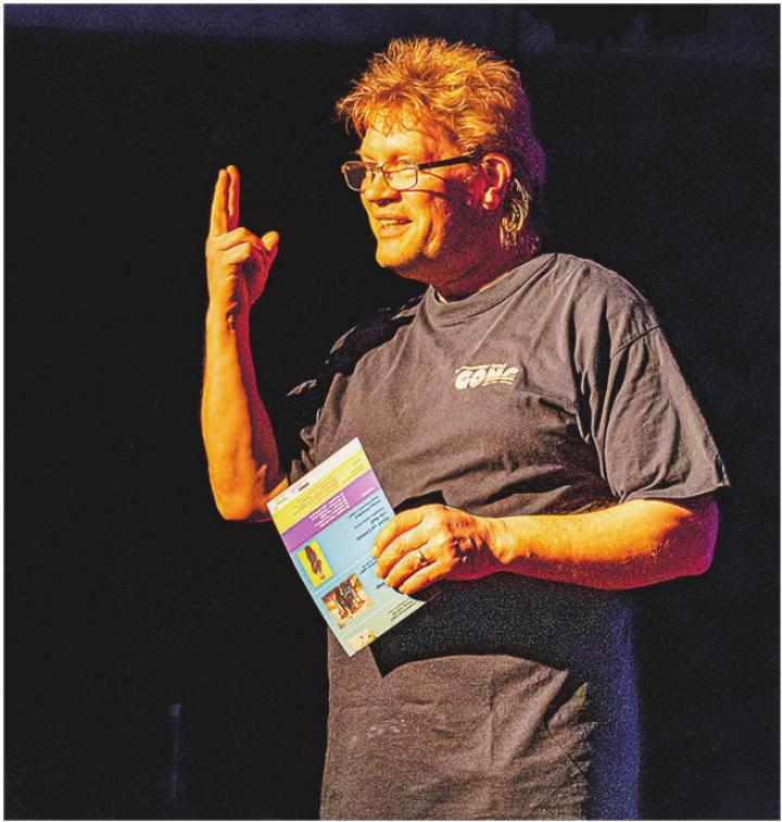 Pascal Mettler, Leitung GONG, begrüsst das Publikum.