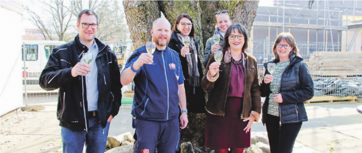 Grund zur Freude und zum Anstossen: Projektleiter Philipp Bernhard, Hauswart Thomas Bucher, Schulpflegerin Madeleine Melliger, Schulleiterin Bettina Schärer, Schulpflegepräsidentin Monika Brühwiler, Schulpflegerin Sandra Carrara (von links).