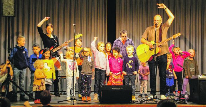 Bruno Hächler und Sandra Merk hatten mit den Kindern viel Spass auf der Bühne. Bild: Brigitte Kunz-Kägi