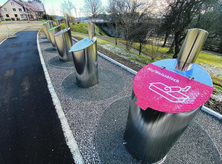 In den jüngst erstellten Unterflurcontainern an der Stutzstrasse in Neu-Elgg können Alu und Weissblech, Altglas sowie Haushaltkehricht entsorgt werden. Bild: Markus Koch