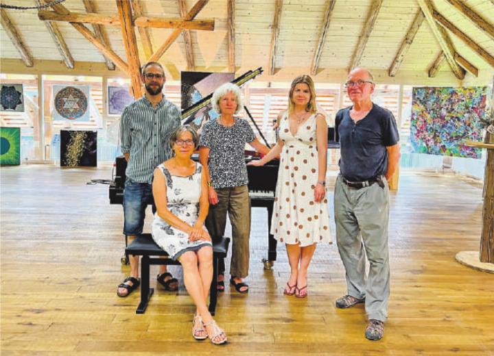 Fabian Zwicker, Ester Toedtli, Galya Stauffacher und Armin Meier (von links). Sitzend die Pianistin Martina Frank.