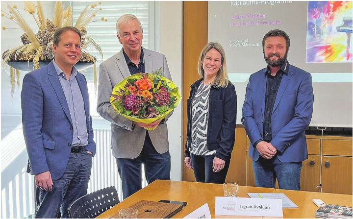 Vorstandsmitglieder des Vereins Hänkiturmclassics präsentieren das Jubiläums programm: (v.l.) Präsident Michel Gehring, Peter Zweidler (Medien und Kommunikation), Nicole Gehring (Finanzen) und Tigran Avakian (künstlerische Leitung). Bild: Bettina Sticher Vorstandsmitglieder des Vereins Hänkiturmclassics präsentieren das Jubiläums programm: (v.l.) Präsident Michel Gehring, Peter Zweidler (Medien und Kommunikation), Nicole Gehring (Finanzen) und Tigran Avakian (künstlerische Leitung). Bild: Bettina Sticher