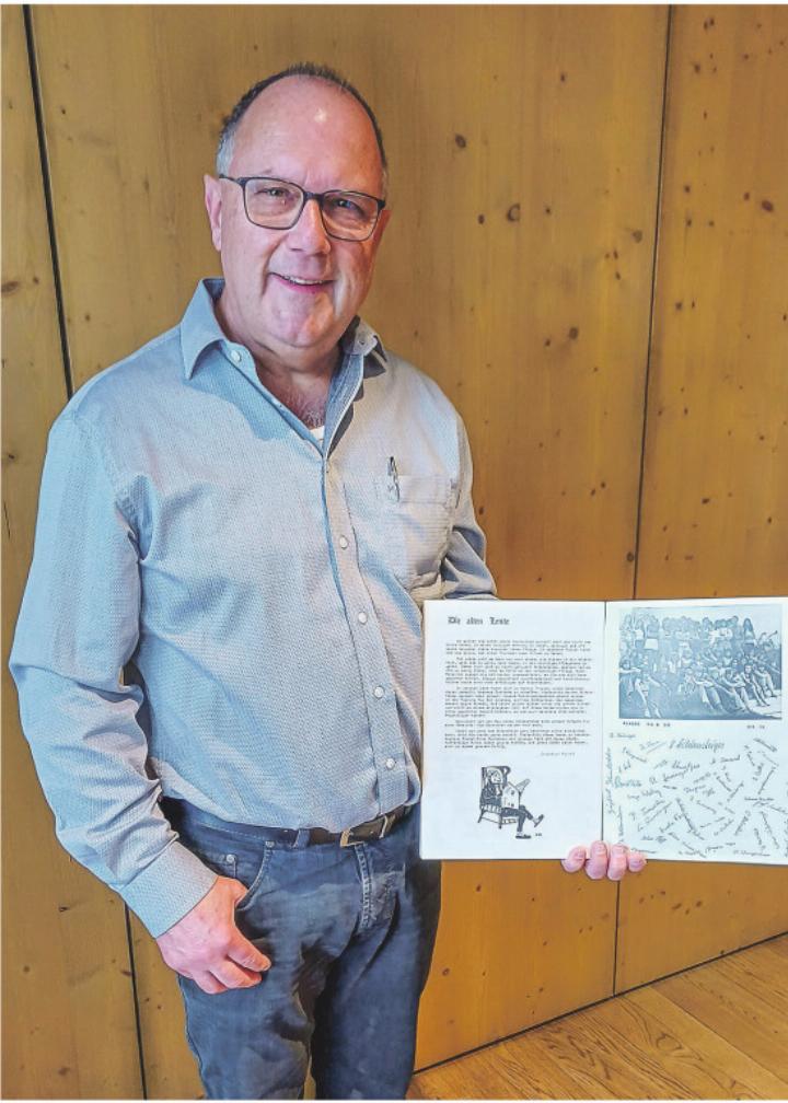 Markus Mazenauer mit der 53-jährigen Schülerzeitung.