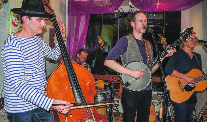 Feinen akustischen Folk boten Velvet Ashes in Elgg: Roland Kiefer, Tobias Kienast, Nico Spahni und Judith Bieberstein (von links). Bild: Albert Büchi