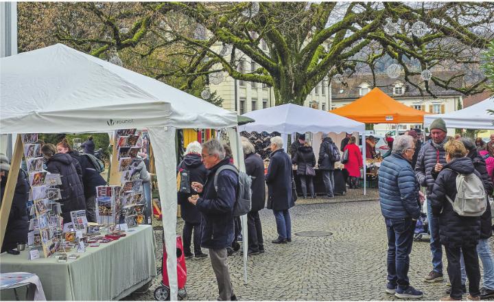 Der Start war am Adventsmarkt etwas verhalten, doch je länger, je mehr Publikum fand sich ein. Der Start war am Adventsmarkt etwas verhalten, doch je länger, je mehr Publikum fand sich ein.
