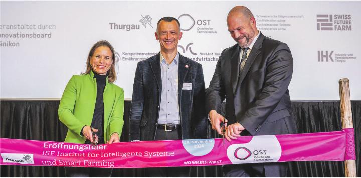 Feierliche Eröffnung des neuen Instituts für Intelligente Systeme und Smart Farming (ISF): Von links die Thurgauer Regierungsrätin Denise Neuweiler, Institutsleiter Dejan SeatoviX und der Rektor der OST - Ostschweizer Fachhochschule, Daniel Seelhofer. Bild: zVg