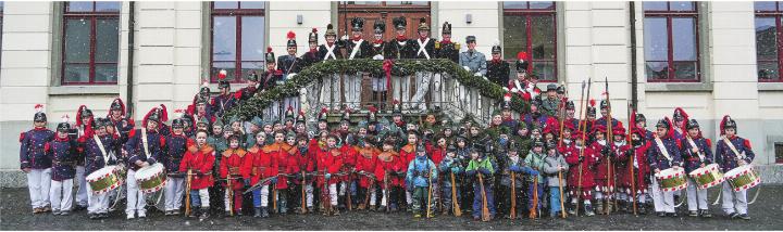 Ein eindrückliches Bild von Tradition, Kameradschaft und gelebtem Brauchtum inmitten winterlicher Kulisse. Bild: Laura Virginia Saxer Ein eindrückliches Bild von Tradition, Kameradschaft und gelebtem Brauchtum inmitten winterlicher Kulisse. Bild: Laura Virginia Saxer