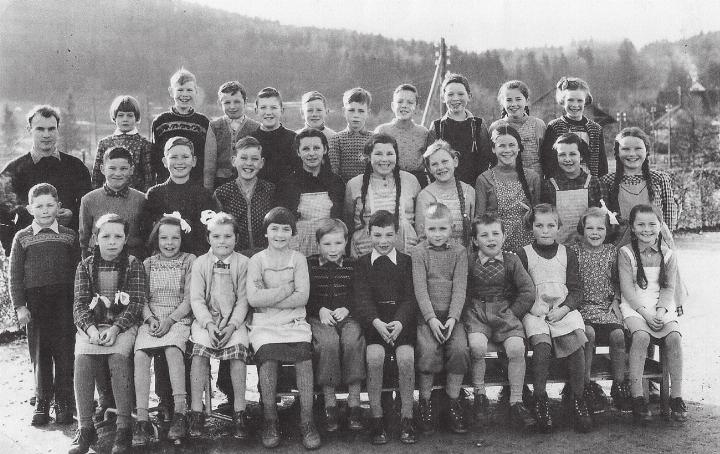 Die Schülerinnen und Schüler der Gesamtschule Hofstetten im Jahr 1956. Bild: zVg