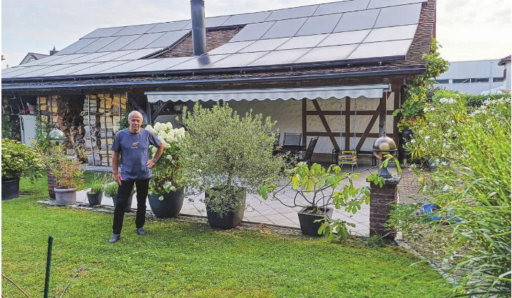 Silvio Weber vor seinem Haus in Ettenhausen. Er ist der erste in Aadorf, der seinen Strom mit einem virtuellen Zusammenschluss zum Eigenverbrauch auch ausserhalb seiner Liegenschaft verkauft. Bild: Kurt Lichtensteiger