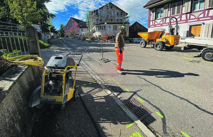 Beim Kamerastandort werden die dorfauswärts fahrenden Busse halten, vor dem (eingerüsteten) Restaurant Löwen die Busse nach Elgg. Bilder: Markus Koch