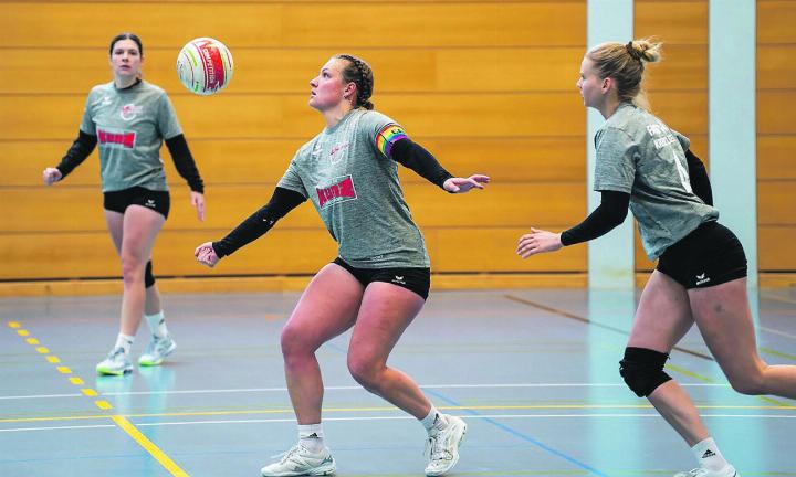 Kreuzlingens Frauen kämpfen um den Gewinn der Qualifikation in der Nationalliga A. Bild: Jessica Matuh / Swiss Faustball