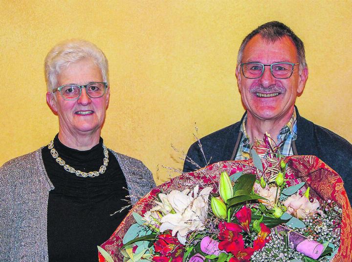 Martin Pedrazzoli durfte einen Blumenstrauss und Elgger Bärentatzen als Dank für seine jahrelange Tätigkeit von Gemeindepräsidentin Ruth Büchi-Vögeli entgegennehmen. Bild: Melanie Henne-Issing