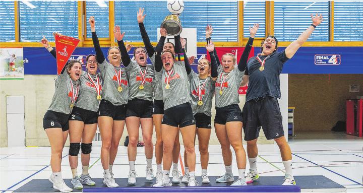 Kreuzlingens Frauen bejubeln den ersten Schweizer Meistertitel der Vereinsgeschichte. Bild: Fabio Baranzini/Swiss Faustball