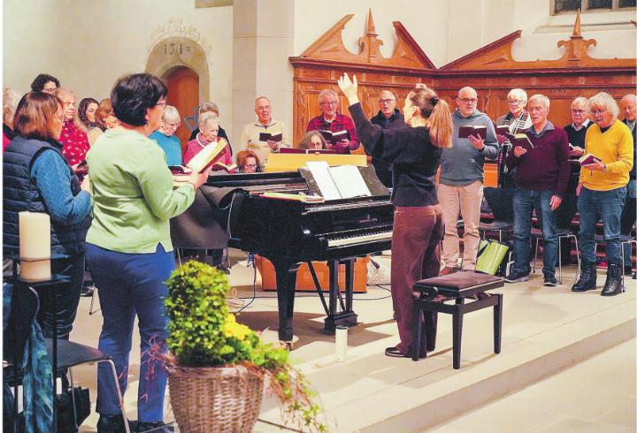 Der ökumenische Kirchenchor (hier beim Proben) wird an Ostern in der katholischen Kirche auftreten. Bild: Bruno Linder