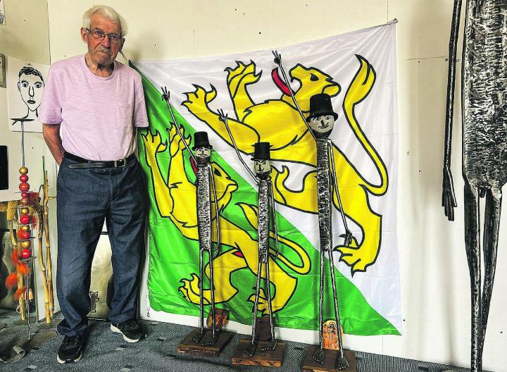 Anton Feuz mit seinen Metallfiguren «Drei Eidgenossen» in seinem Haus an der Elggerstrasse 34 in Ettenhausen. Bild: Bettina Sticher