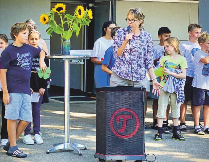 Rede der Schulleiterin Regula Fraefel, bevor jedem Erstklässler, jeder Erstklässlerin, eine Gotte oder ein Götti zugeteilt wird.