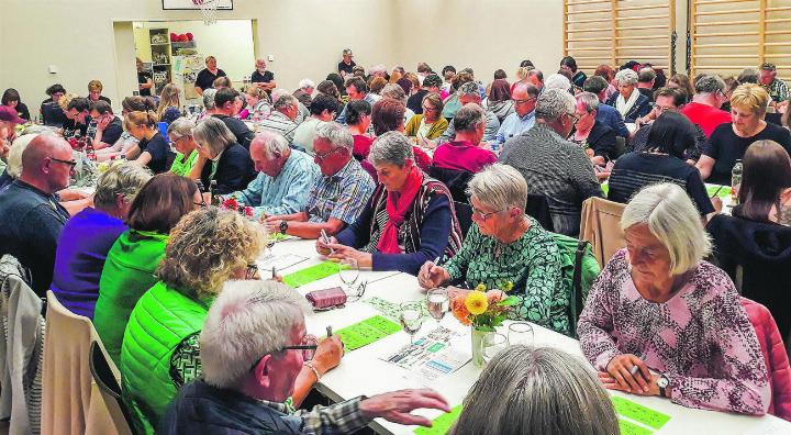 Traditioneller Lottoabend des Chors Aawangen-Häuslenen: Auch dieses Jahr waren alle Stühle in der Turnhalle besetzt. Archivbild: EAZ