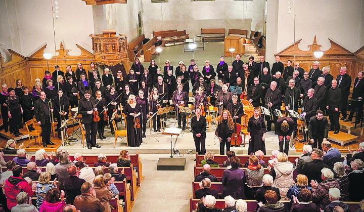 Mit grossem Applaus wurden Chor, Solisten und Orchester in der reformierten Kirche für ihr ergreifendes Requiem-Konzert gefeiert. Bild: Patrick Hofmann