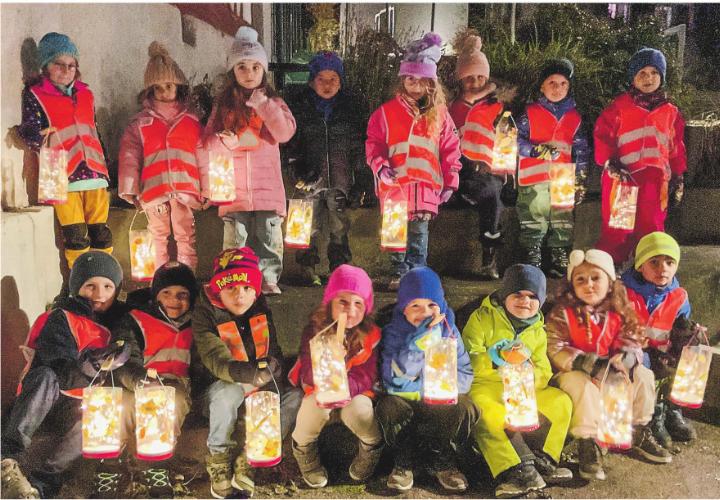 1. Klasse auf dem Kirchplatz. Bilder: zVg