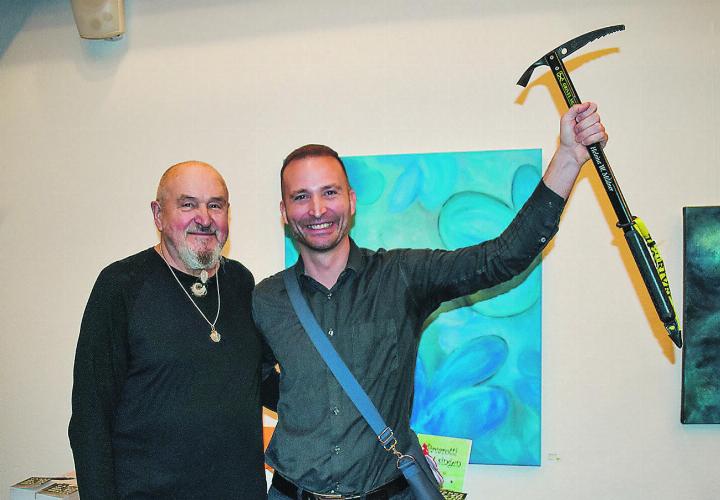 Helmut W. Mildner übergibt den «Stab» seinem Nachfolger Tamer Pisirici (rechts). Bild: zvg