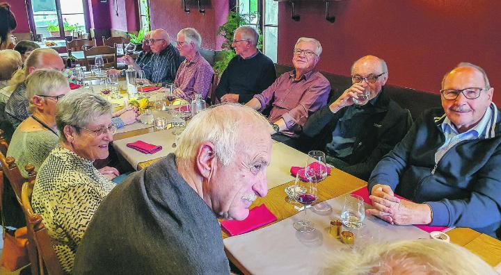 Elgger Klassengschpändli der Jahrgänge 1943 bis 1945 im Restaurant DA MÈ: Heinz Büchi, Hugo Steinemann, Karl Fritz, Ruedi Tellenbach, Ernst Thomann, Andreas Hediger und Walter Aebi (v.r.n.l.) mit Blick zur Kamera; gegenüber sitzen Christian Ambühl, Margrit Ambühl, Trudi Rösli, Hans Rüegg sowie, verdeckt, Armin Spühler und Margrit Leibacher. Nicht im Bild: Hans Wehrli, Ruedi Beuggert, Fritz Hermann. Bild: zVg