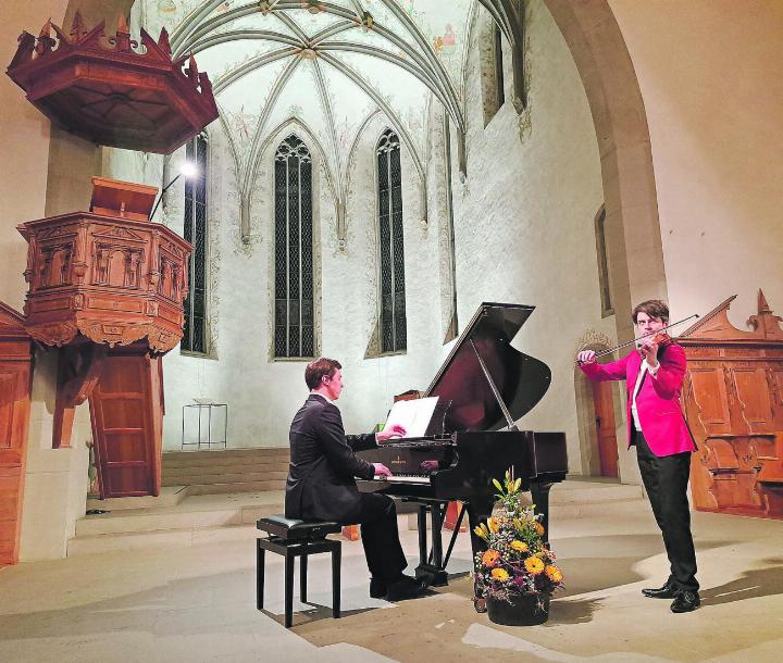 Tadeáš Forberger am Flügel und Marek Pavelec mit der Violine sorgten virtuos für eine würdige Einweihungsfeier. Bild: Brigitte Blom