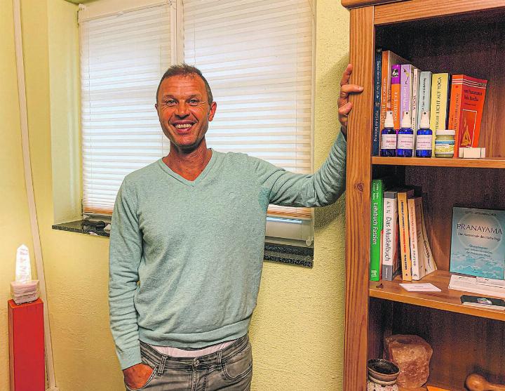 Für den optimistischen Komplementärtherapeuten Patrik Gerber spielen wohltuende Farbtöne und auserlesene Details in seiner Praxis wichtige Rollen. Bild: zvg