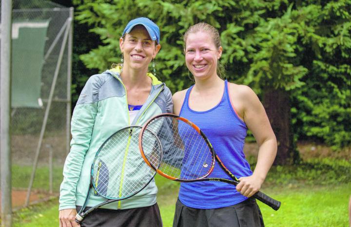 Die Finalistinnen Olivia Roth (Siegerin) und Jeannine Büsser (rechts). Bild: Kurt Lichtensteiger