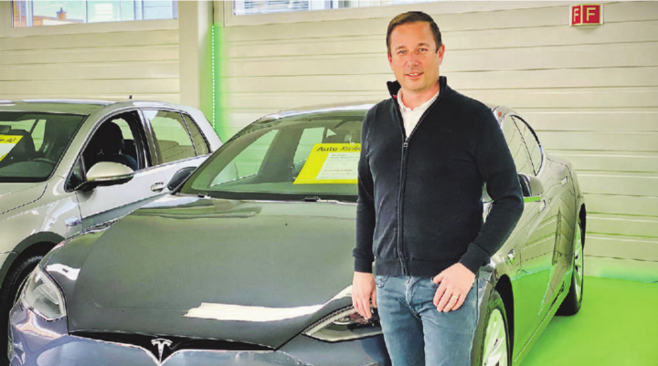 Mario Rohner, Verkaufs- und Marketingleiter präsentiert den grünen Bereich im Showroom. Bild: Marianne Burgener