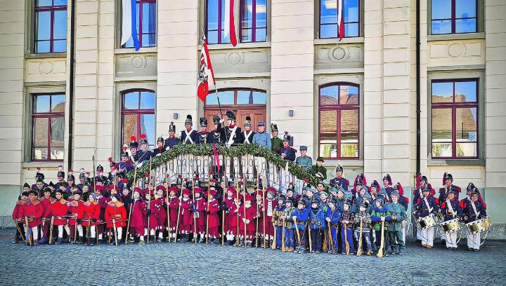 Zum Ende des Vormittags versammelte sich die Kompanie auf der Treppe vor dem Gemeindehaus zum Gesamtbild. Bild: Marianne Burgener