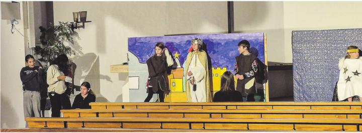 Die Unti-Schülerinnen und -Schüler der Pfarrei St. Georg führen mit viel Freude und Engagement ihr traditionelles Krippenspiel auf. Bild: zVg
