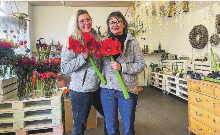 Stabsübergabe im Kolibri Blumenladen: Kristina Steiner (links) und ihre Nachfolgerin Corinne Graf. Bild: zVg