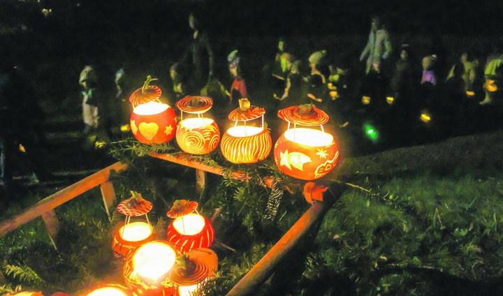 Lichter aus Räbenlampions kommt im Dunkeln einfach besser an, finden Sie nicht auch?
