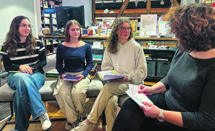 Die drei Jungautorinnen Leandra Schmidt, Alyssia von Bülow und Andrea Schnyder (von links) präsentierten ihre Werke. Bild: zvg