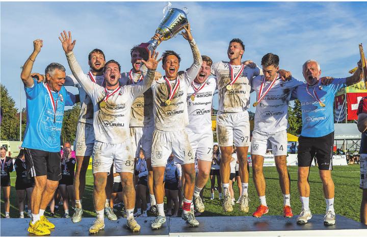 Die neuen Schweizermeister kommen aus Elgg-Ettenhausen. Bilder: Fabio Baranzini / Swiss Faustball Die neuen Schweizermeister kommen aus Elgg-Ettenhausen. Bilder: Fabio Baranzini / Swiss Faustball