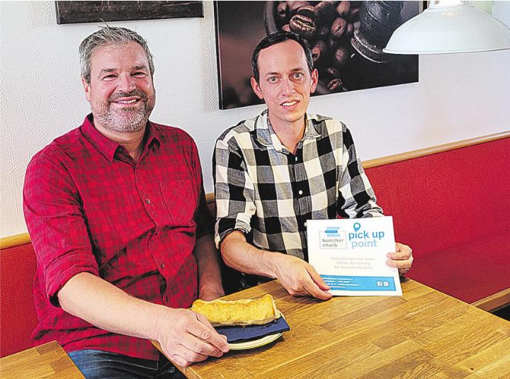Patrick Neuenschwander, «buecherchorb.ch» (links) und Michael Rüedi, Geschäftsführer Café-Bild: zvg Konditorei Rüedi AG.
