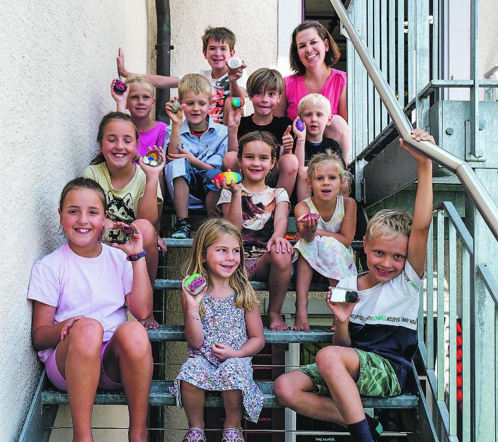 Machen das Leben bunter: bemalte Steine und ihre stolzen Besitzer. Bild: Julia Mantel