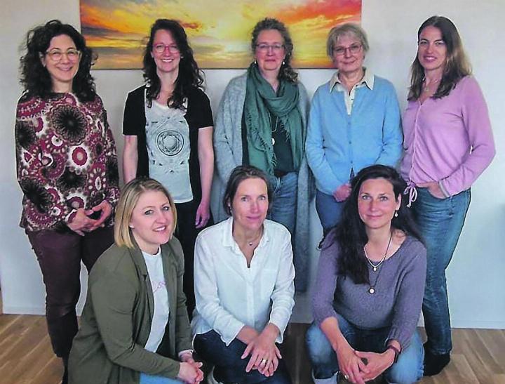 Die Initiatorinnen: Angela Tonoli (von links), Linda Graf, Stefanie Paetzke, Pia Bagutti, Edith Amann (untere Reihe), Céline Salis, Miranda Bol und Julia Steube. Caroline Mäder fehlt auf dem Foto. Bild: Emanuela Manzari