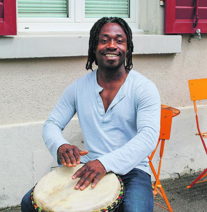 Patrick Juvet Baka spielt die Djembé auch am Samstag und Sonntag in Winterthur. Bild: Sarah Stutte