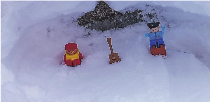 Platz ist in der kleinsten (Schnee) - Hütte. Leserbild: Brigitte Ostertag, Elgg Platz ist in der kleinsten (Schnee) - Hütte. Leserbild: Brigitte Ostertag, Elgg