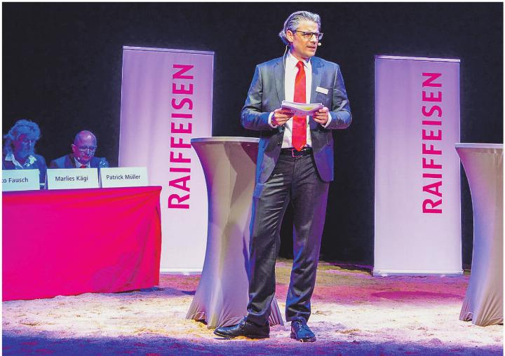 Frank Gössi, Verwaltungsratspräsident der Raiffeisenbank Aadorf, führte durch die 108. Generalversammlung unter der Kuppel des Zirkus Knie. Bild: Patrick Hofmann