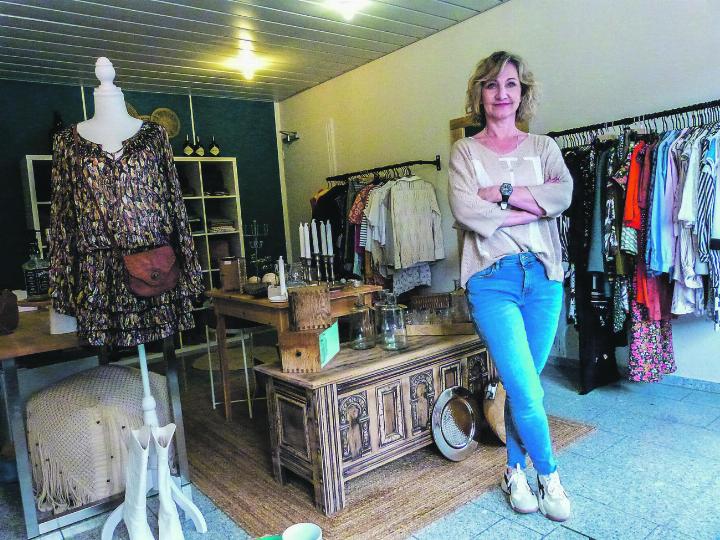 Claudia Reiser in ihrem «Schmucktrückli» an der Wittenwilerstrasse 25. Bild: Kurt Lichtensteiger