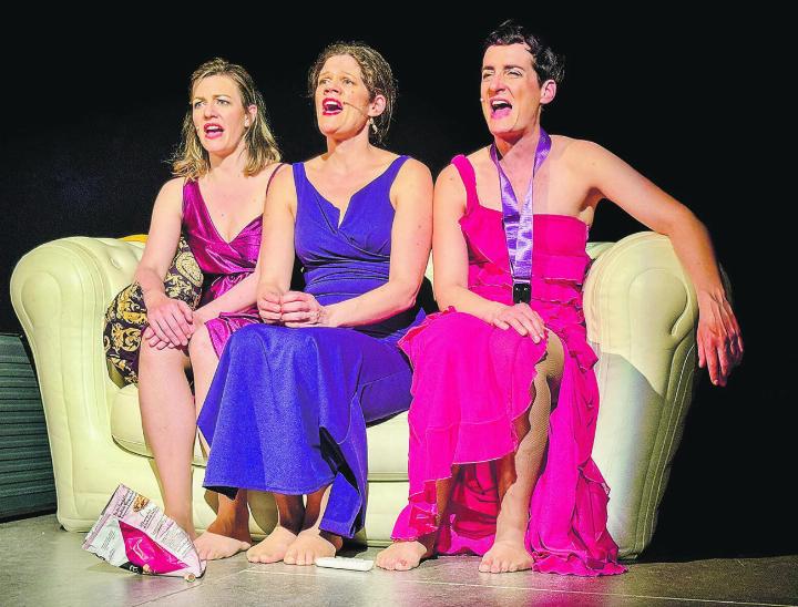 «SiJamais»: Simone Schranz, Jacqueline Bernard und Mia Schultz (von links) – quicklebendig auf dem Sofa im Ritschbergsaal. Bild: Marianne Burgener