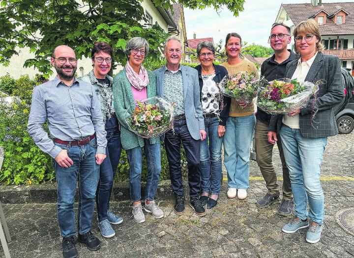 Halten die GAE auf Kurs, von links: Remo Strupler (Aktuar), Claudia Zürcher (Revision), Marianne Aebli (Revision), Robert Fretz (Rücktritt), Käthy Küenzi (Vermietungen), Meike Locher (neue Präsidentin), Philipp von Ah (Liegenschaft), Bea Alt (Kassierin). Bild: Hedi Lutz