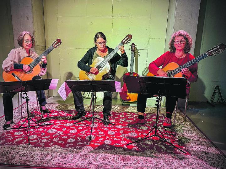 Patricia Bächtold Billwiller, Sylvia Yersin und Priska Herzog-Beerli (von links) nahmen die Gäste mit auf eine melancholische Reise.