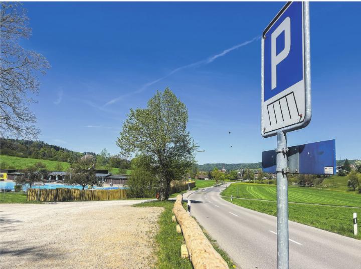 Die 37 offiziellen Parkplätze beim «Schwümbi» Elgg werden markiert, damit sie optimal genutzt werden.